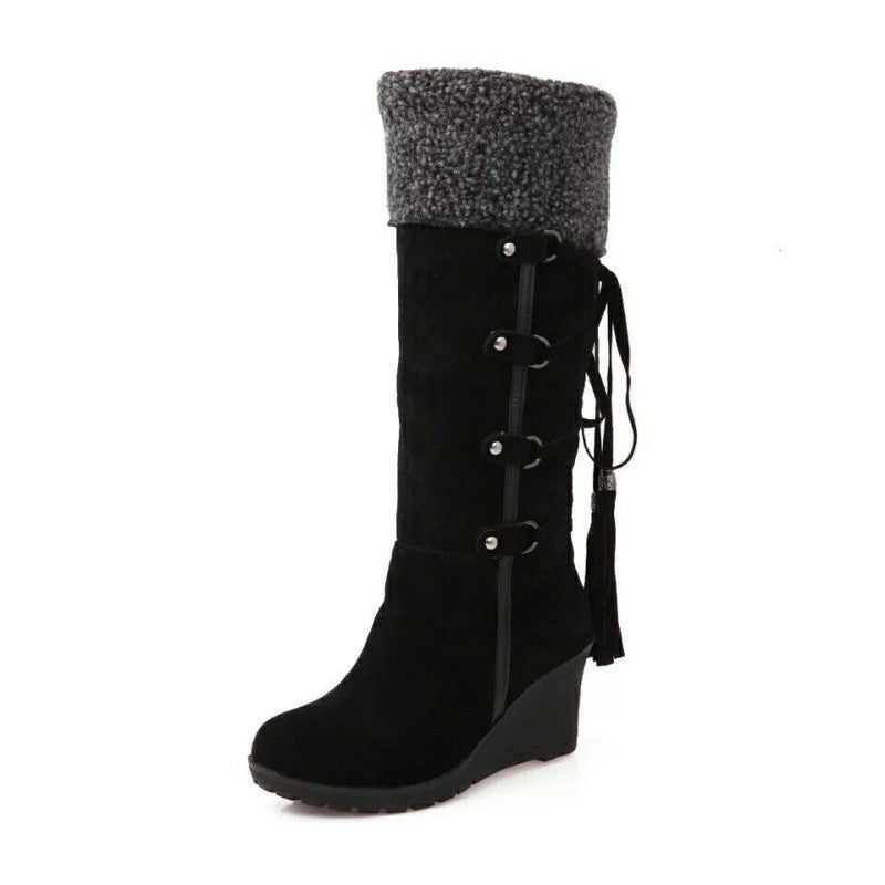 Schwarze Damen-Winterstiefel mit Keilabsatz und offener Schnürung, warm gefüttert.
