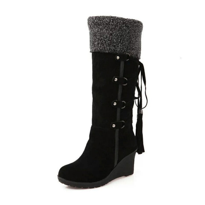 Schwarze Damen-Winterstiefel mit Keilabsatz und offener Schnürung, warm gefüttert.
