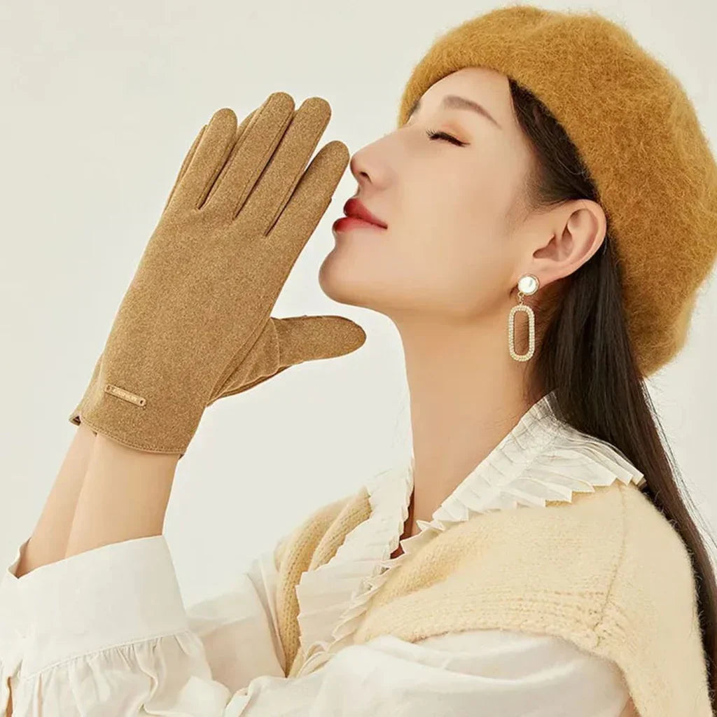 Frau mit braunen Wollhandschuhen und passendem Hut, elegante Herbstmode, seitliches Profil.