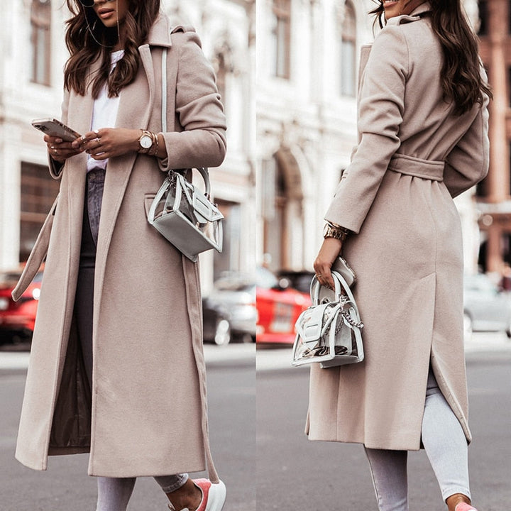 Frau in beigem Wollmantel, graue Handtasche, weiße Sneakers, Stadtstraße, modisch, elegant.