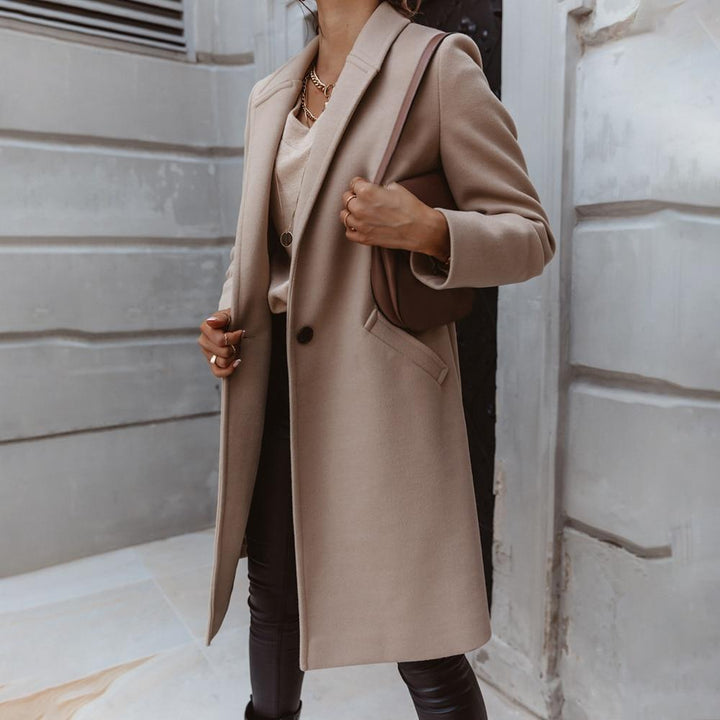 Damenmantel beige, eleganter Wollmantel, Herbstmode, klassischer Schnitt, stilvoller Look