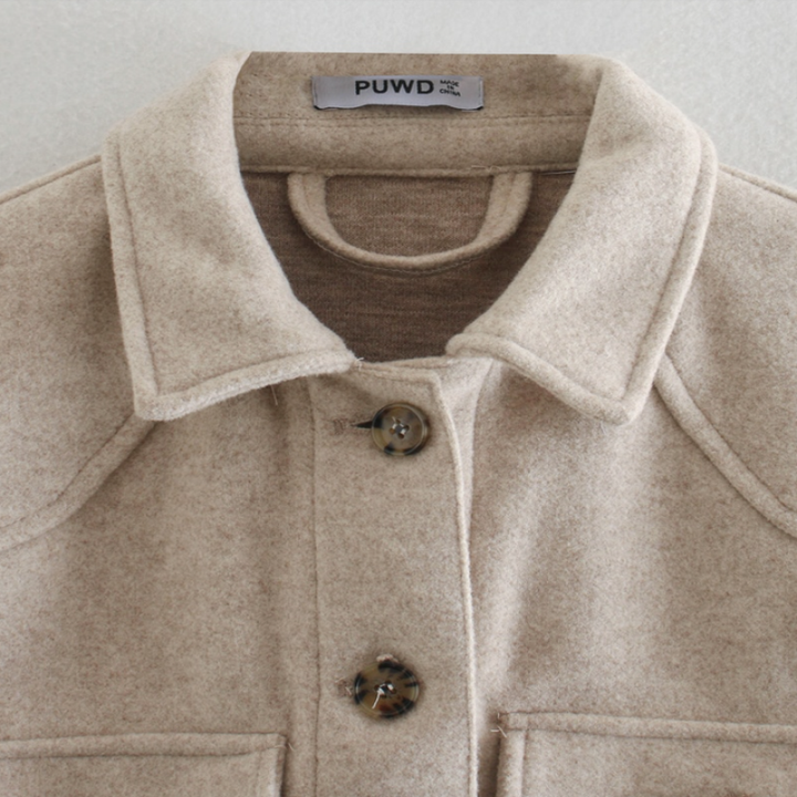 Beige Damen Wolljacke mit Gürtel und Knöpfen, Frühlingsmode, PUWD, elegant und stilvoll.