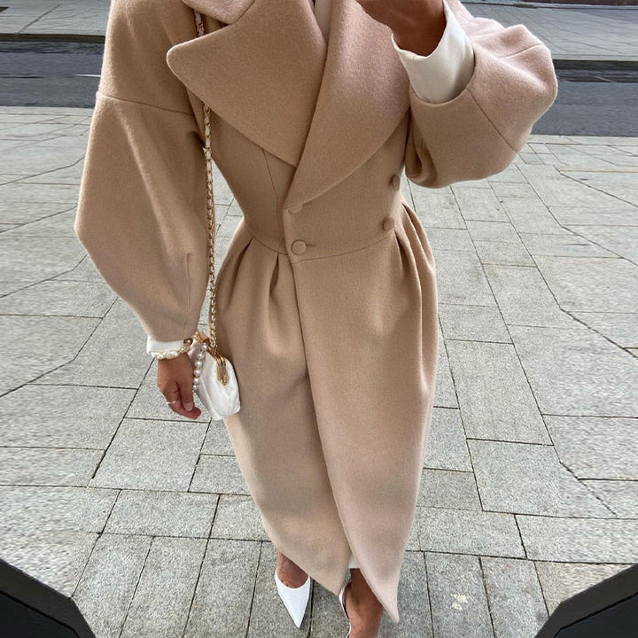 Damenmantel beige Wolle, eleganter Schnitt, Herbstmode, doppelte Knopfleiste, stilvoll.