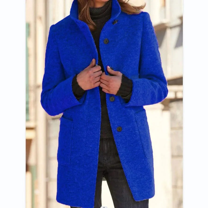 Frau in blauem Wollmantel mit Stehkragen, Herbstmode, Damenbekleidung, Vintage-Stil.