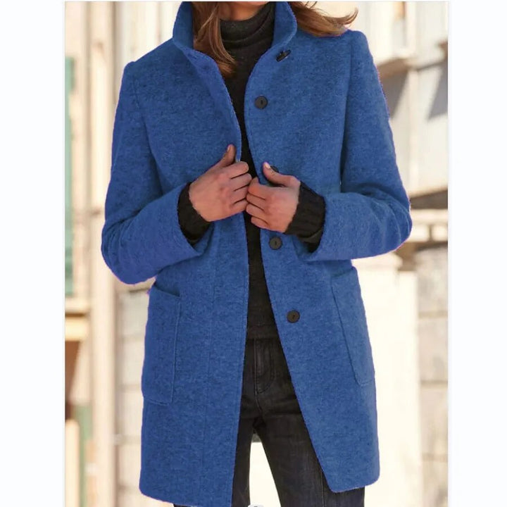 Frau in blauem Wollmantel mit Stehkragen, Vintage-Stil, Herbst-Winter-Mode.