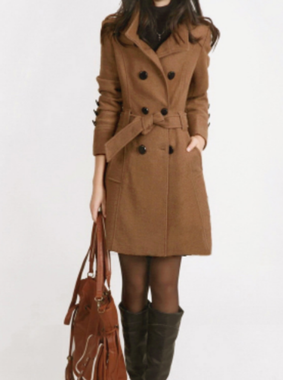Frau in braunem Wollmantel mit Gürtel, hält braune Ledertasche, Herbstmode, elegant.