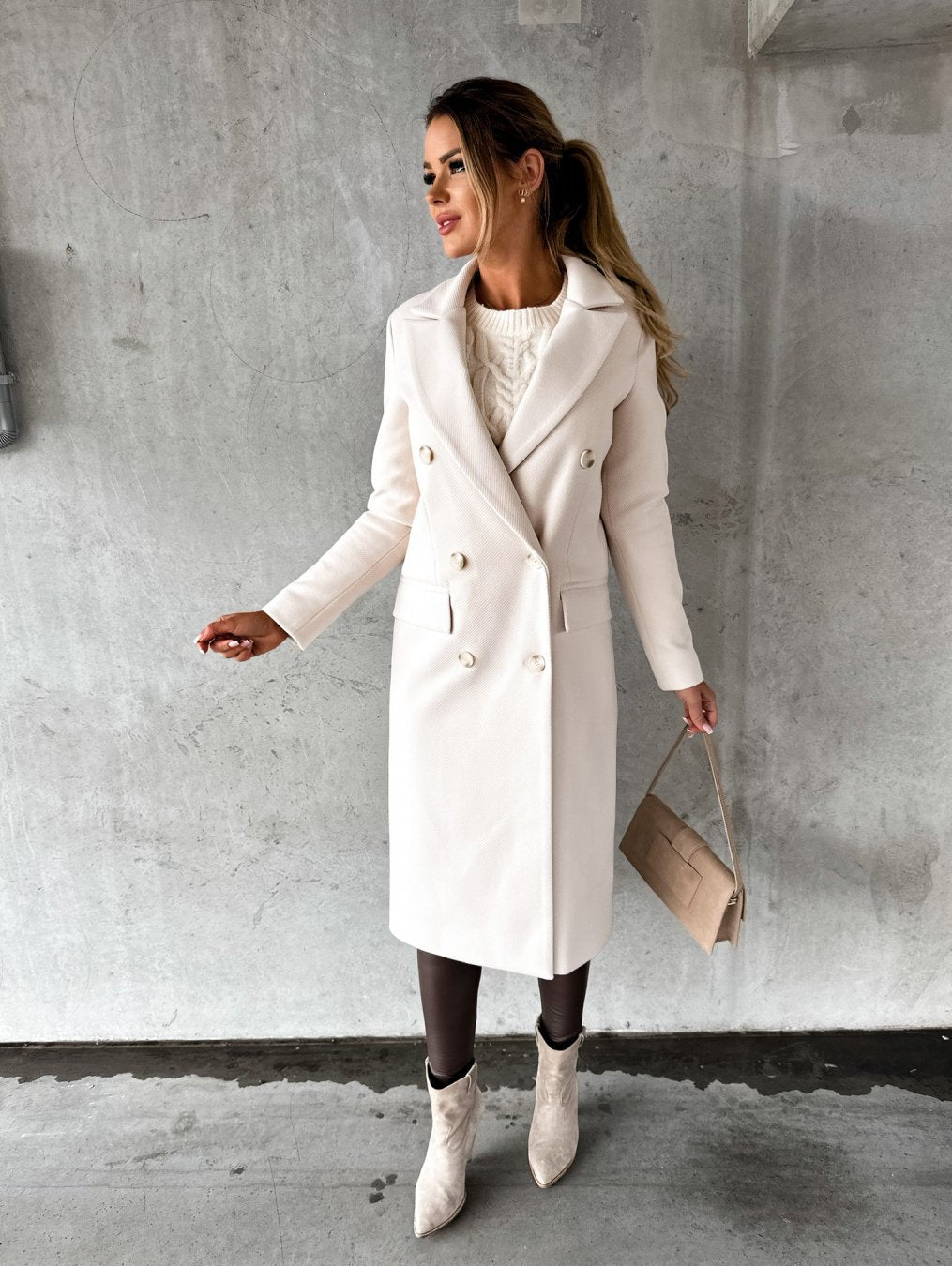 Frau in weißem Wollmantel mit doppelter Knopfreihe, Herbst-Winter-Mode 2022, elegante Kleidung.