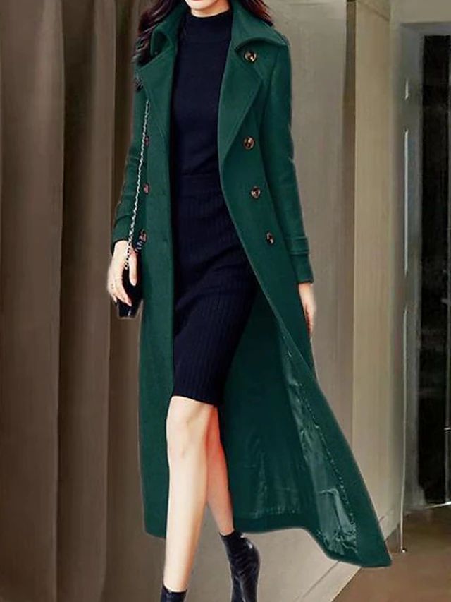 Frau in grünem Wollmantel und schwarzem Kleid, elegante Mode, Herbst-Winter-Outfit.