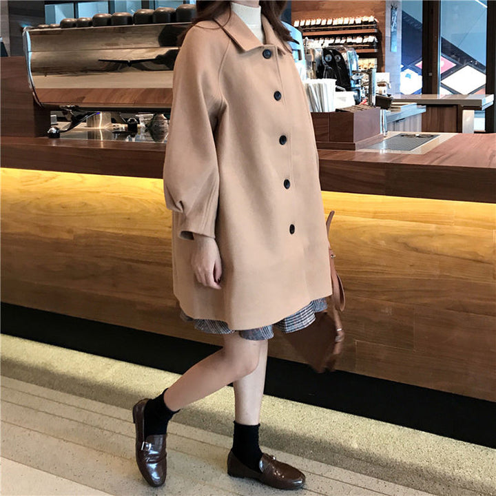 Frau in beigem Mantel, Café, Herbstmode, elegante Damenbekleidung, braune Schuhe.