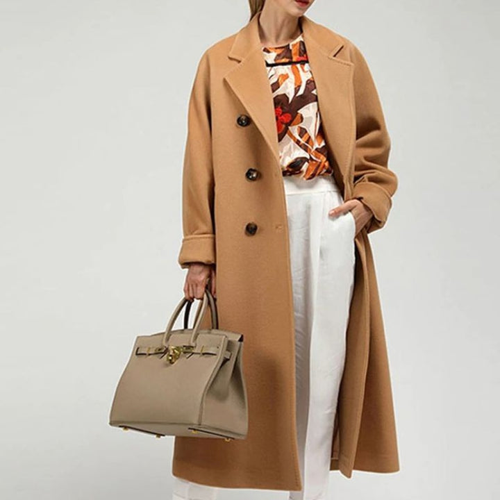 Frau in beigem Wollmantel mit Tasche, Herbstmode, eleganter Look, Damenbekleidung.