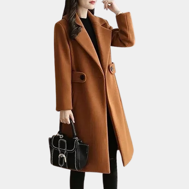 Damenmantel Karamell, Wollmischung, eleganter Schnitt, Herbstmode, mit schwarzer Handtasche.