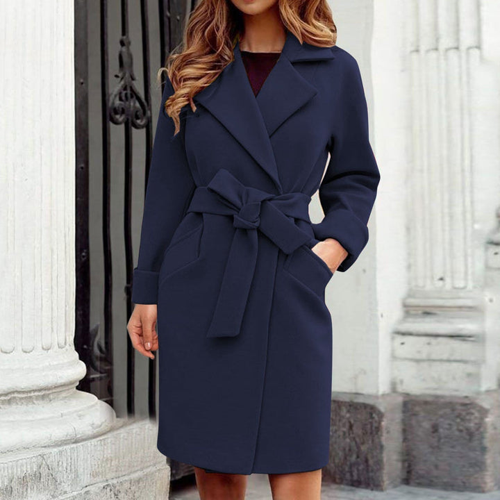 Damenmantel dunkelblau, eleganter Trenchcoat, Gürtel, Herbstmode, stilvoller Look.