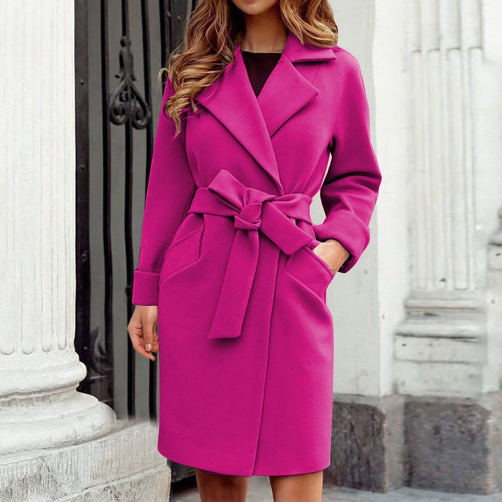 Fuchsia Damenmantel mit Gürtel, eleganter Herbst-Wintermantel, modische Oberbekleidung.