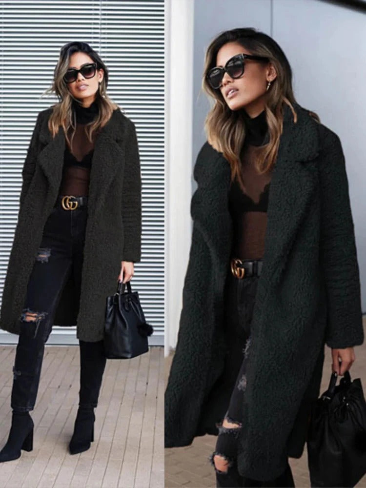 Frau in schwarzem Wollmantel, Sonnenbrille, zerrissene Jeans, schwarze Stiefel, Handtasche.