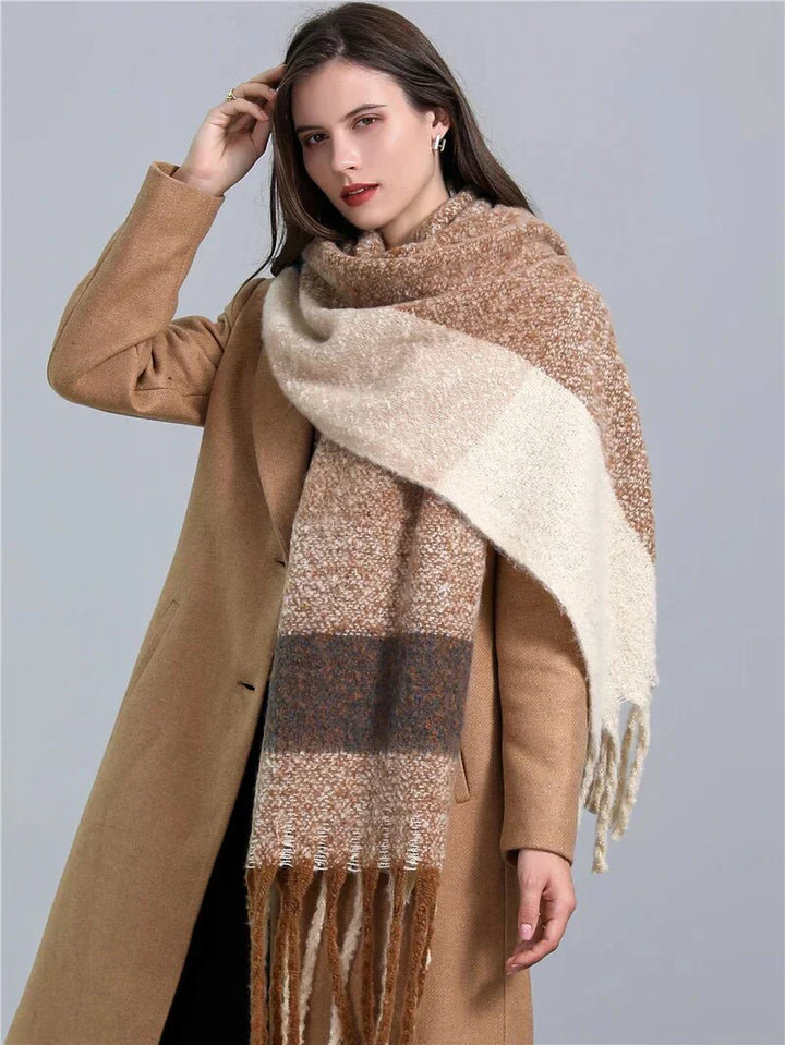 Frau mit beigem Wollmantel und braun-beigem Schal, Wintermode, stilvoll, elegant.