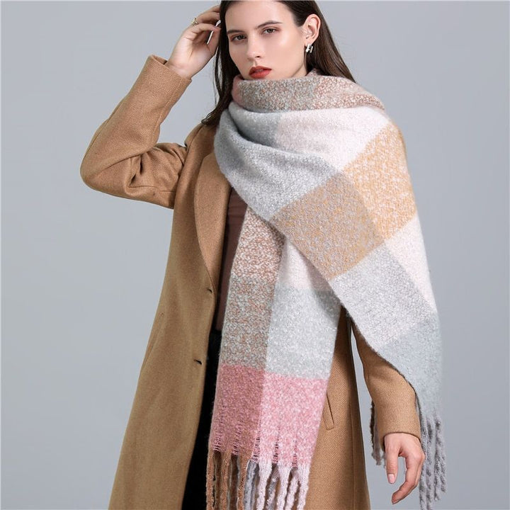 Frau mit kariertem Wollschal in Pastellfarben und beigem Mantel, modisch, elegant.