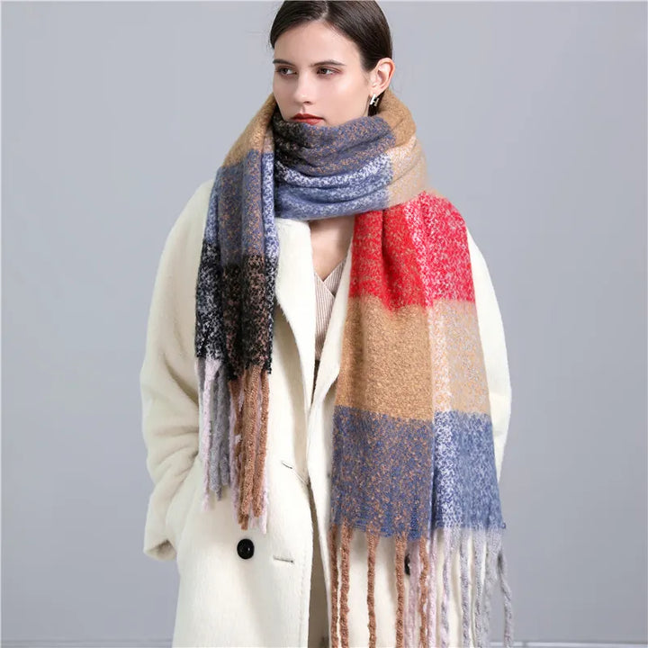 Frau mit langem, kariertem Schal in Blau, Rot und Beige, Wintermode, eleganter Look.