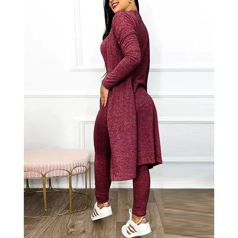 Frau in bordeauxfarbenem Strick-Zweiteiler, langes Oberteil, Leggings, modisch, bequem.