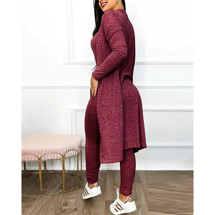 Frau in bordeauxfarbenem Strick-Zweiteiler, langes Oberteil, Leggings, modisch, bequem.