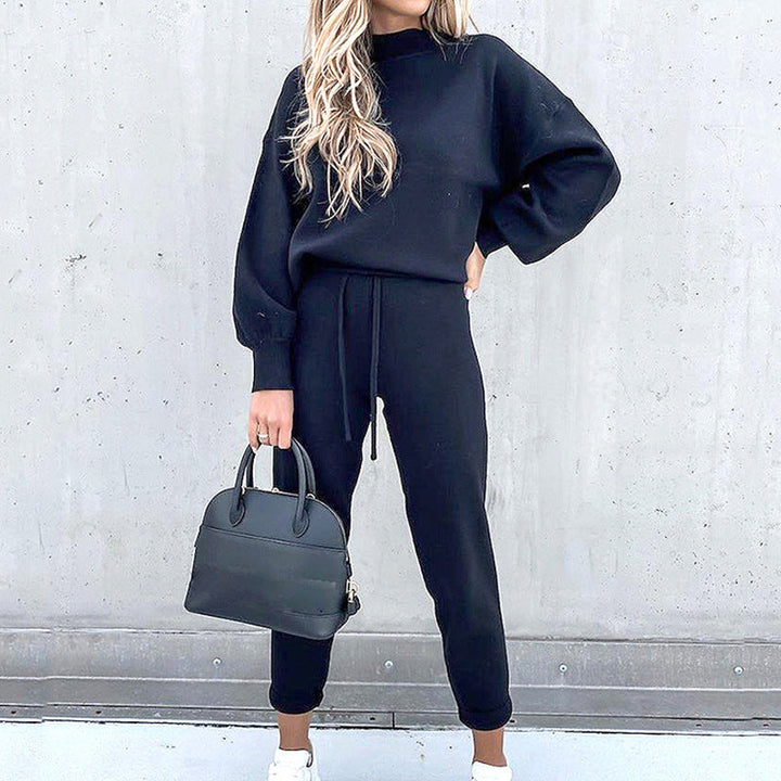 Dunkelblauer Damen-Zweiteiler mit Rollkragen, High-Waist-Hose, weiches Material, modisch.