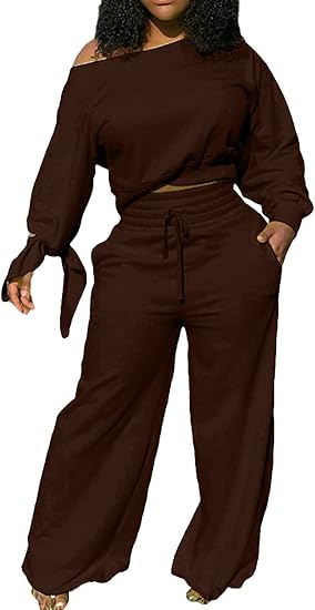Frau in braunem, schulterfreiem Zweiteiler, lässig, bequem, modisch, Damenbekleidung.