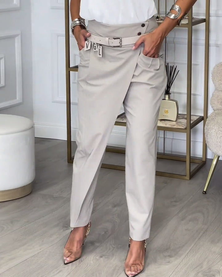 Damenhose beige, Wickeloptik, Gürtel, elegantes Design, modische Damenbekleidung, Wohnzimmer.