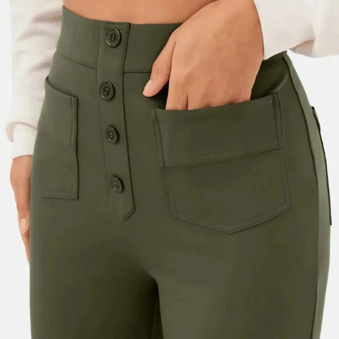Grüne Damenhose mit Knöpfen und Taschen, modisch, bequem, Freizeitkleidung.