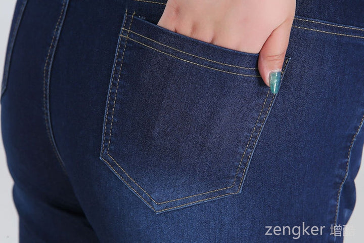 Dunkelblaue Jeans mit Gesäßtasche, Nahaufnahme, Damenmode, Denim, Freizeitkleidung.