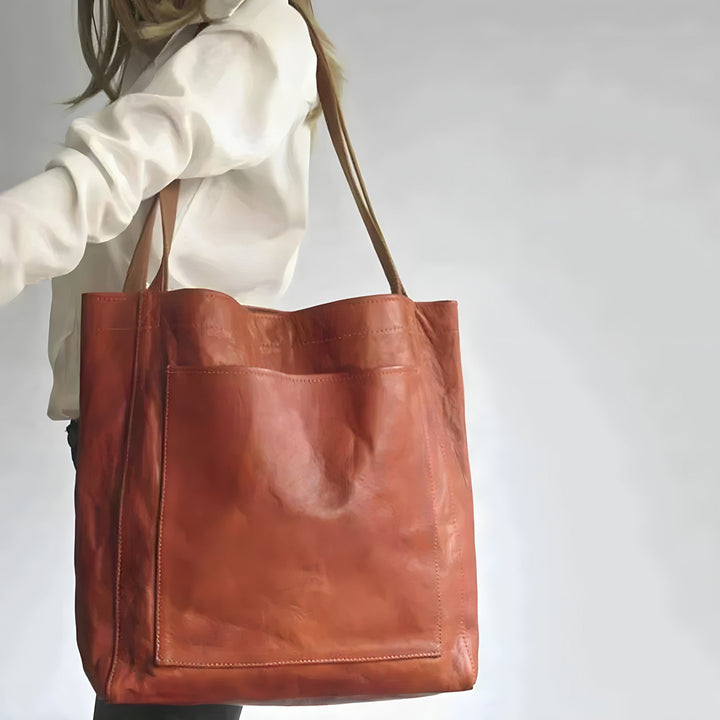 Frau mit großer brauner Ledertasche, Schultertasche, modisch, elegant, Accessoire.