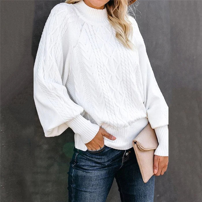 Frau in weißem Strickpullover mit hohem Kragen, modisch, warm, Damenmode, Herbstkleidung.