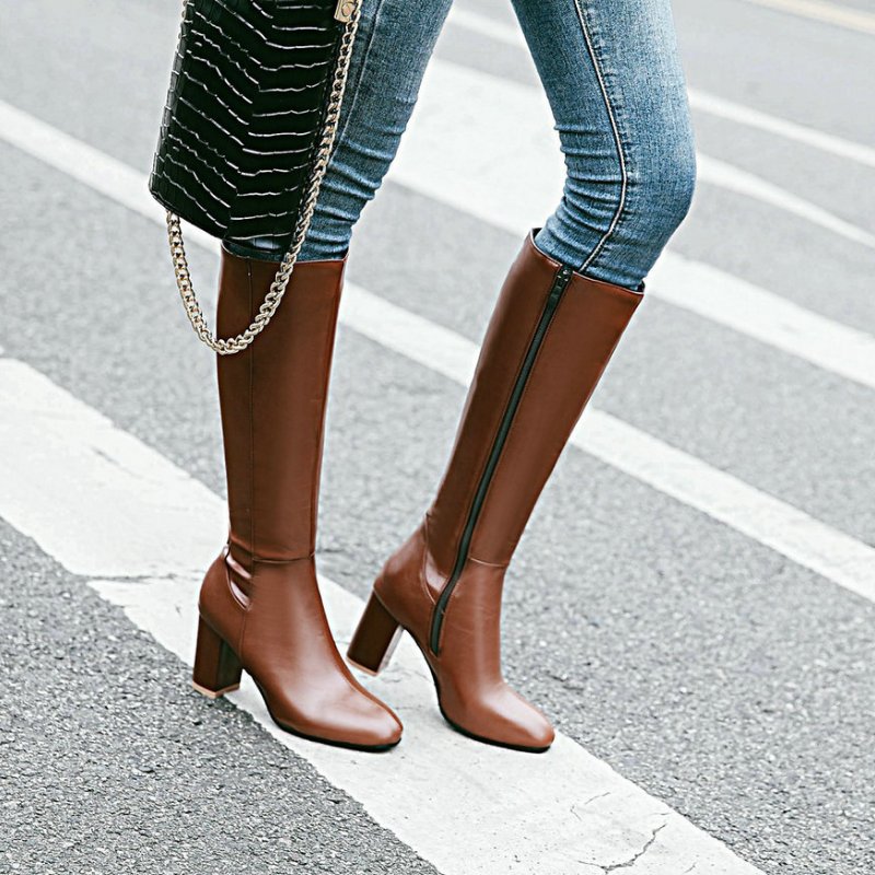 Damenstiefel braun Leder mit Absatz und Reißverschluss, modisch, elegant, auf Straße.