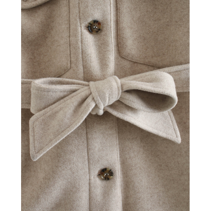 Beige Damen Wolljacke mit Gürtel und Knöpfen, ideal für Frühling, elegante Übergangsjacke.