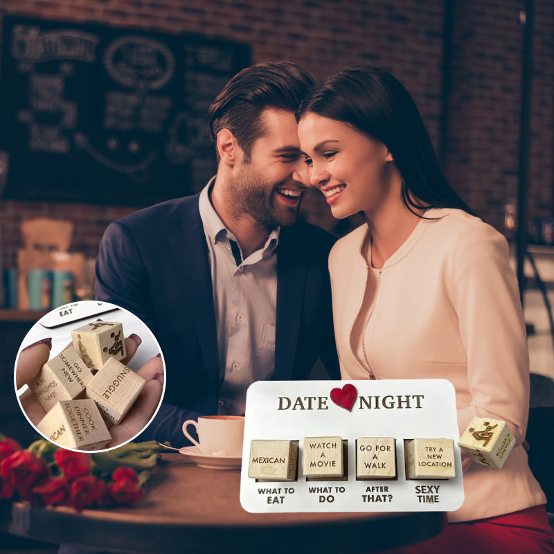 Paar im Café mit Date-Night-Würfeln, romantisches Spiel, Geschenkidee für Paare, Liebe, Beziehung.