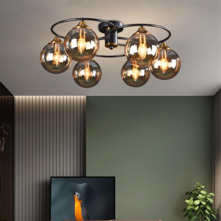 Moderne Deckenleuchte mit sechs rauchgrauen Glaskugeln, schwarzes Metallgestell, Wohnzimmer.