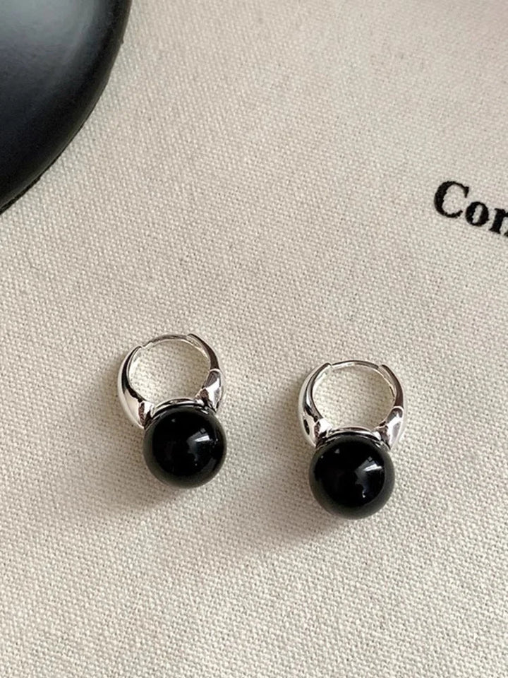 Silberne Ohrringe mit schwarzen Perlen, eleganter Schmuck, modische Accessoires für Damen.