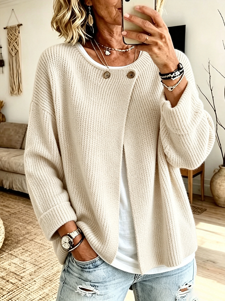 Krémově bílý žebrovaný cardigan s dvěma knoflíky u krku na modelce při selfie v zrcadle 6