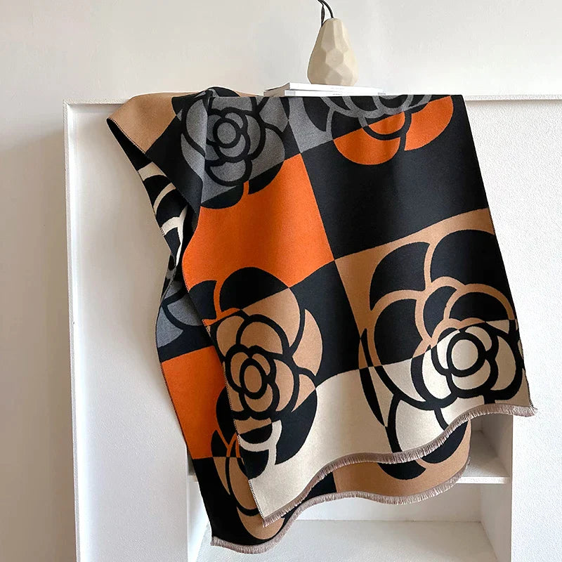 Schal mit Blumenmuster, orange-schwarz, weiches Material, modisches Accessoire, Herbst-Winter.