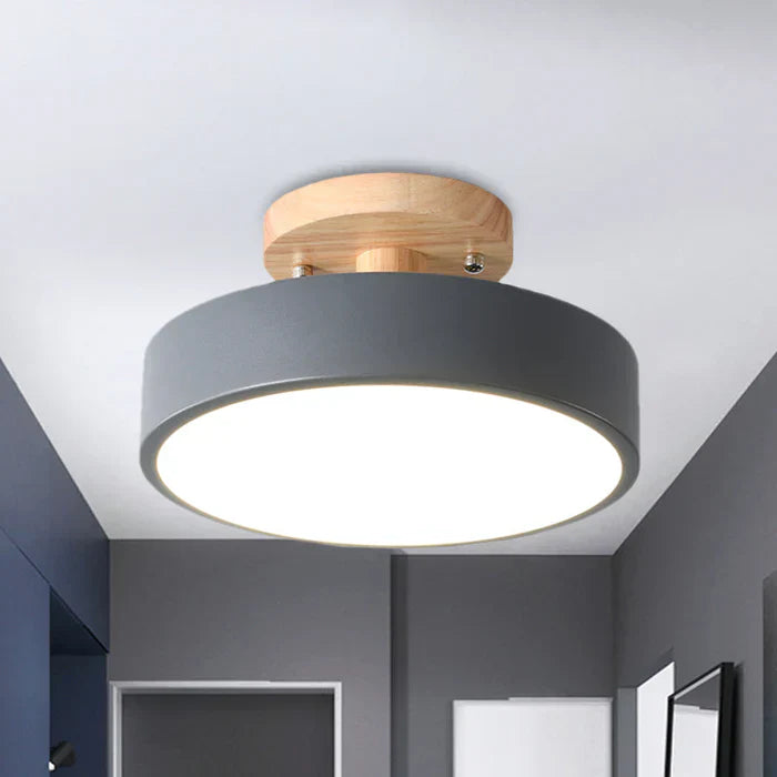 Moderne Deckenleuchte, rund, grau, Holzdetails, LED, Wohnzimmerbeleuchtung, skandinavisches Design.