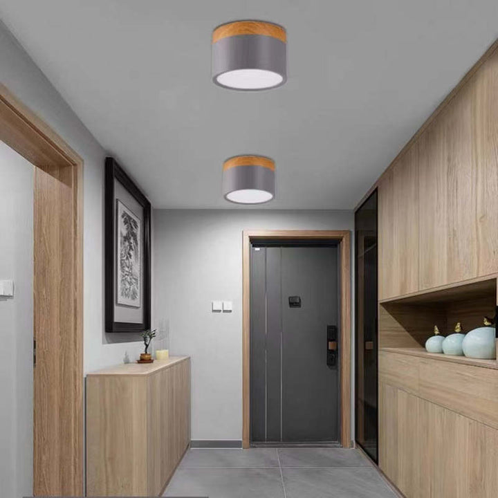 Moderne Deckenleuchte aus Holz und Metall in Flur, minimalistisch, stilvoll, energiesparend.