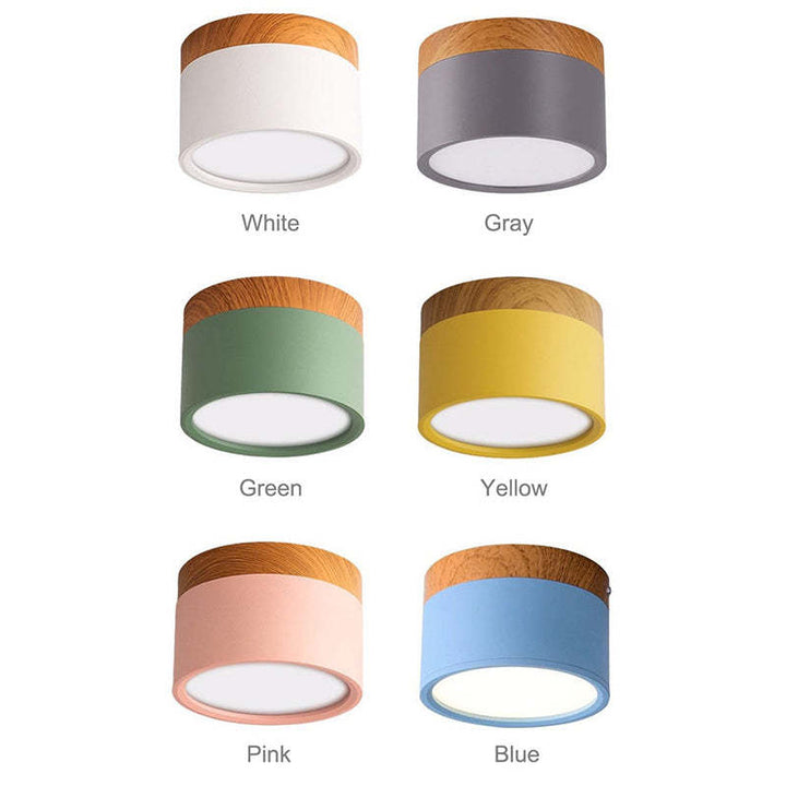 Sechs runde LED-Deckenleuchten in Weiß, Grau, Grün, Gelb, Rosa, Blau mit Holzdetails.