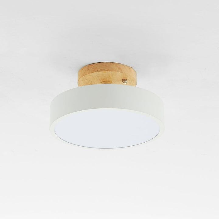 Moderne Deckenleuchte, rund, weiß, Holzsockel, LED, energiesparend, minimalistisch, Wohnzimmer.