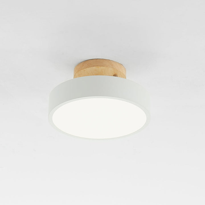 Moderne Deckenleuchte, rund, weiß, Holzsockel, minimalistisch, LED, Innenbeleuchtung.