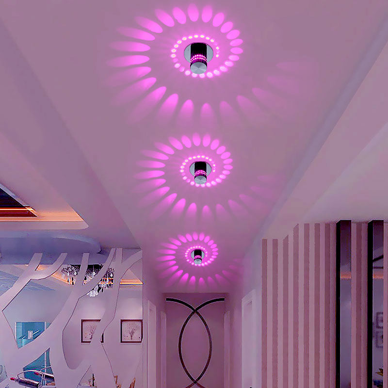 Moderne LED-Deckenleuchte, pinkes Licht, dekorative Beleuchtung, Innenraumdesign.