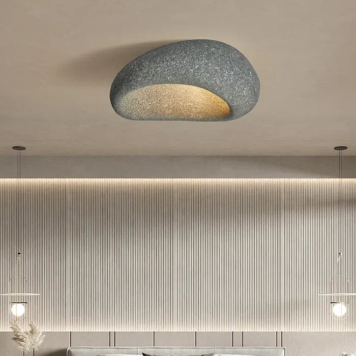 Moderne graue Deckenleuchte aus Beton in minimalistischem Wohnzimmer, stilvolle Beleuchtung.