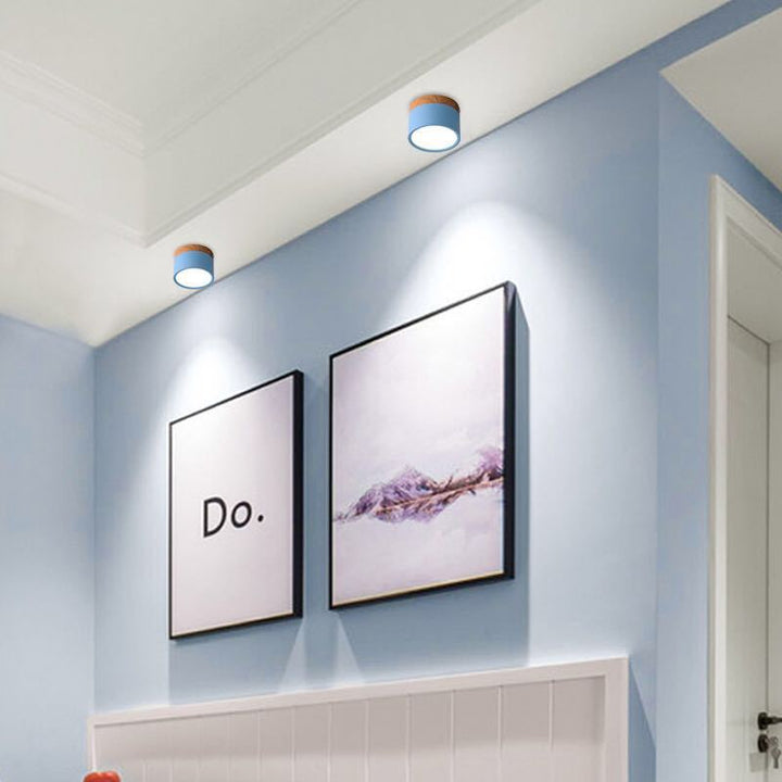 Moderne Deckenleuchten in blauem Raum, minimalistische Wandkunst, stilvolle Inneneinrichtung.