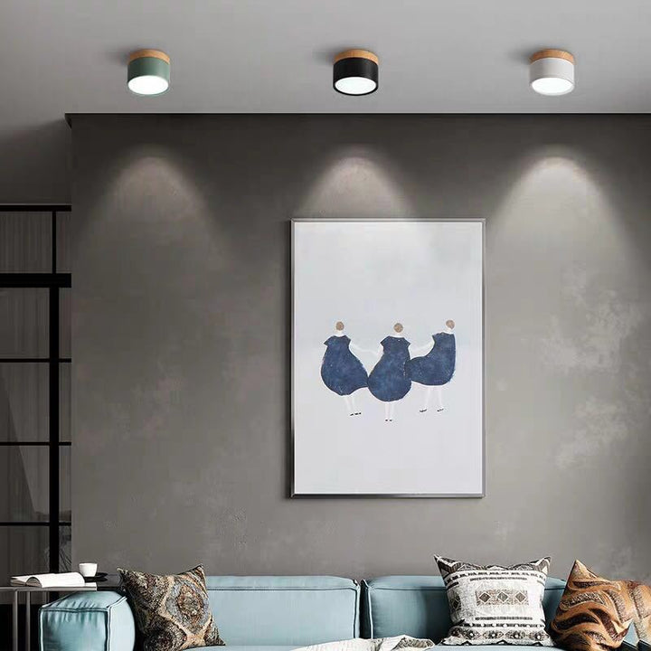 Moderne Wohnzimmerbeleuchtung, Deckenstrahler, minimalistisches Design, graue Wand, Kunstbild.