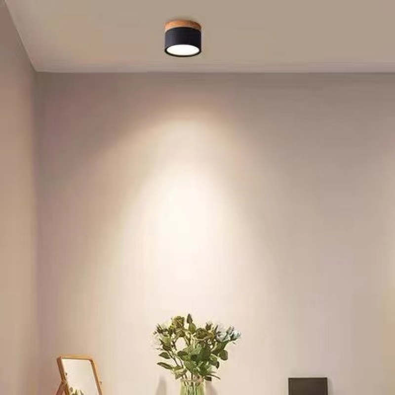 Moderne schwarze Deckenleuchte im Wohnzimmer, minimalistisch, energiesparend, LED-Beleuchtung.