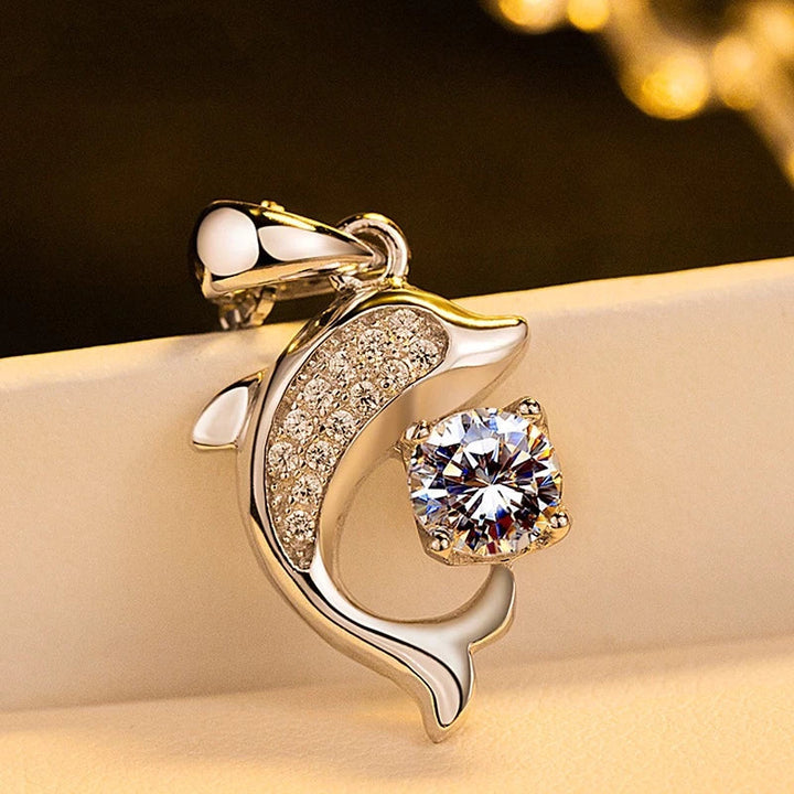 Silberner Delfin-Anhänger mit Kristall, funkelnder Schmuck, elegantes Design, Geschenkidee.