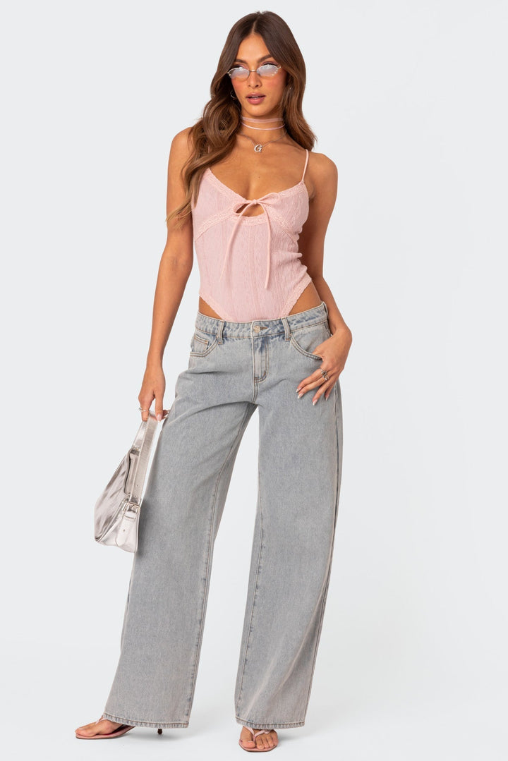 Damen-Jeans relaxed fit, hellblau, mit Stickerei auf Gesäßtasche, modisch, bequem.