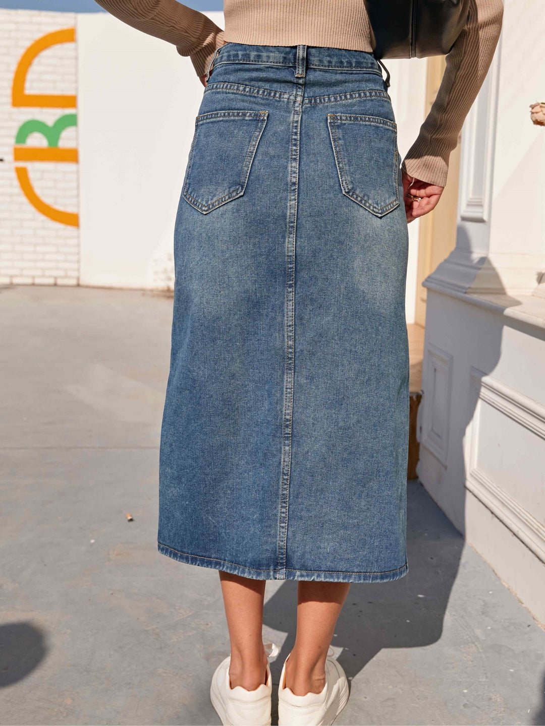Damen Jeansrock, knielang, blau, klassischer Stil, Rückansicht, Freizeitmode, Streetwear.